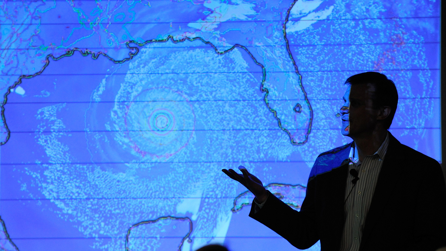 人对显示飓风的天气图
