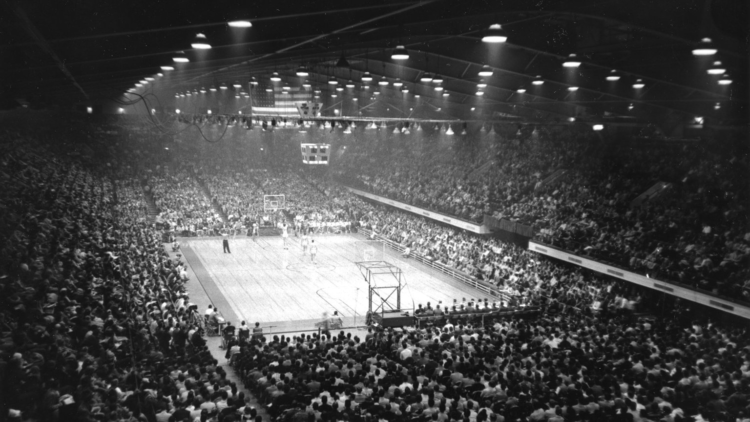 1958年雷诺兹体育馆篮球赛的场景