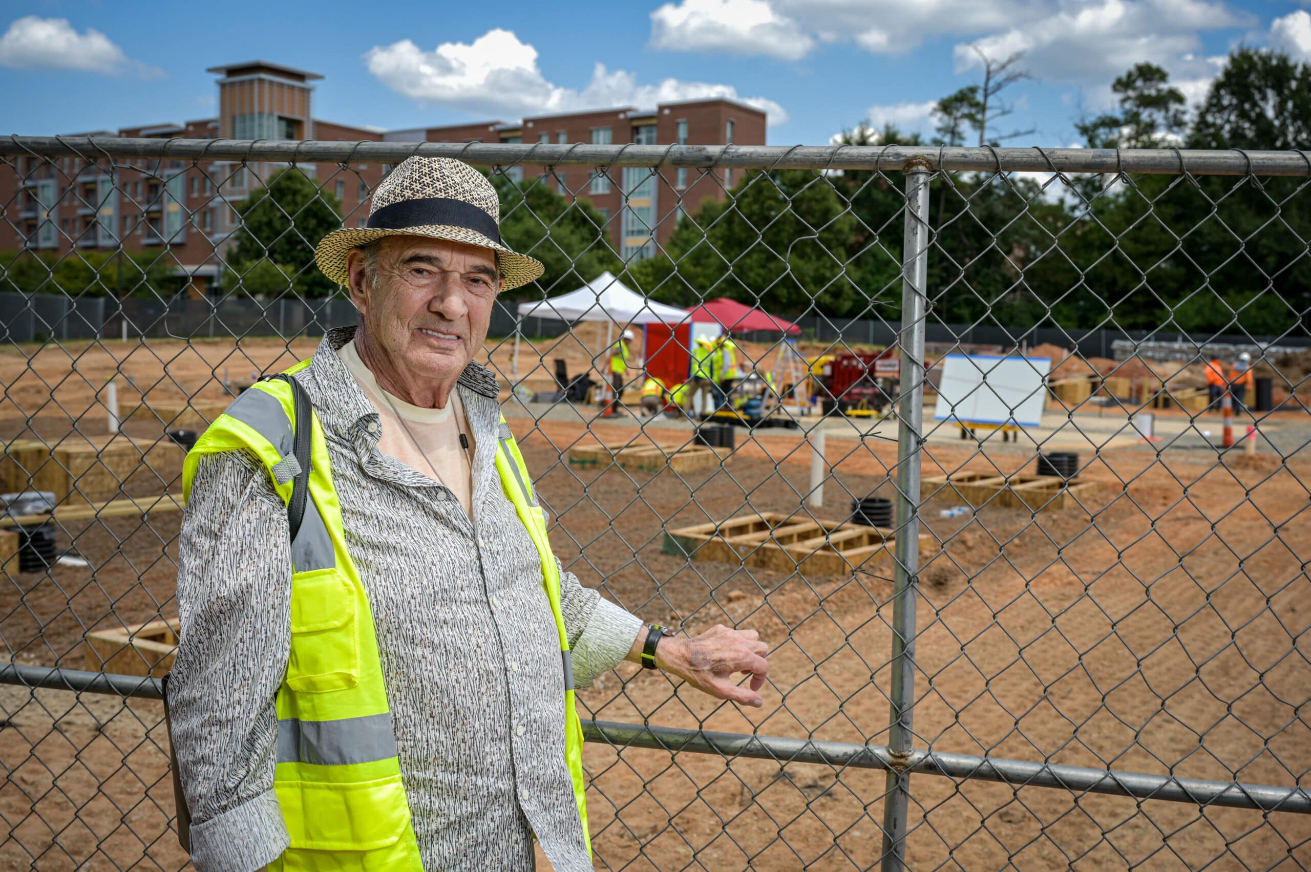 艺人Larry Bell站在建设工地附近 红白公司安装百年校园