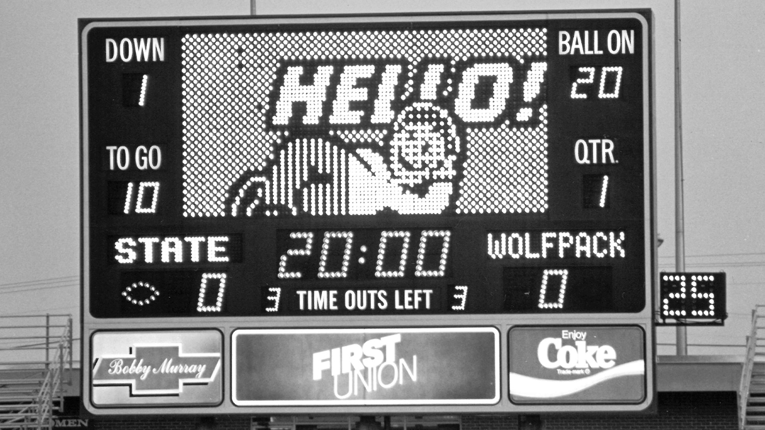 黑白图显示1985年卡特芬利体育场记分板上卡通字符表示主屏幕Hello