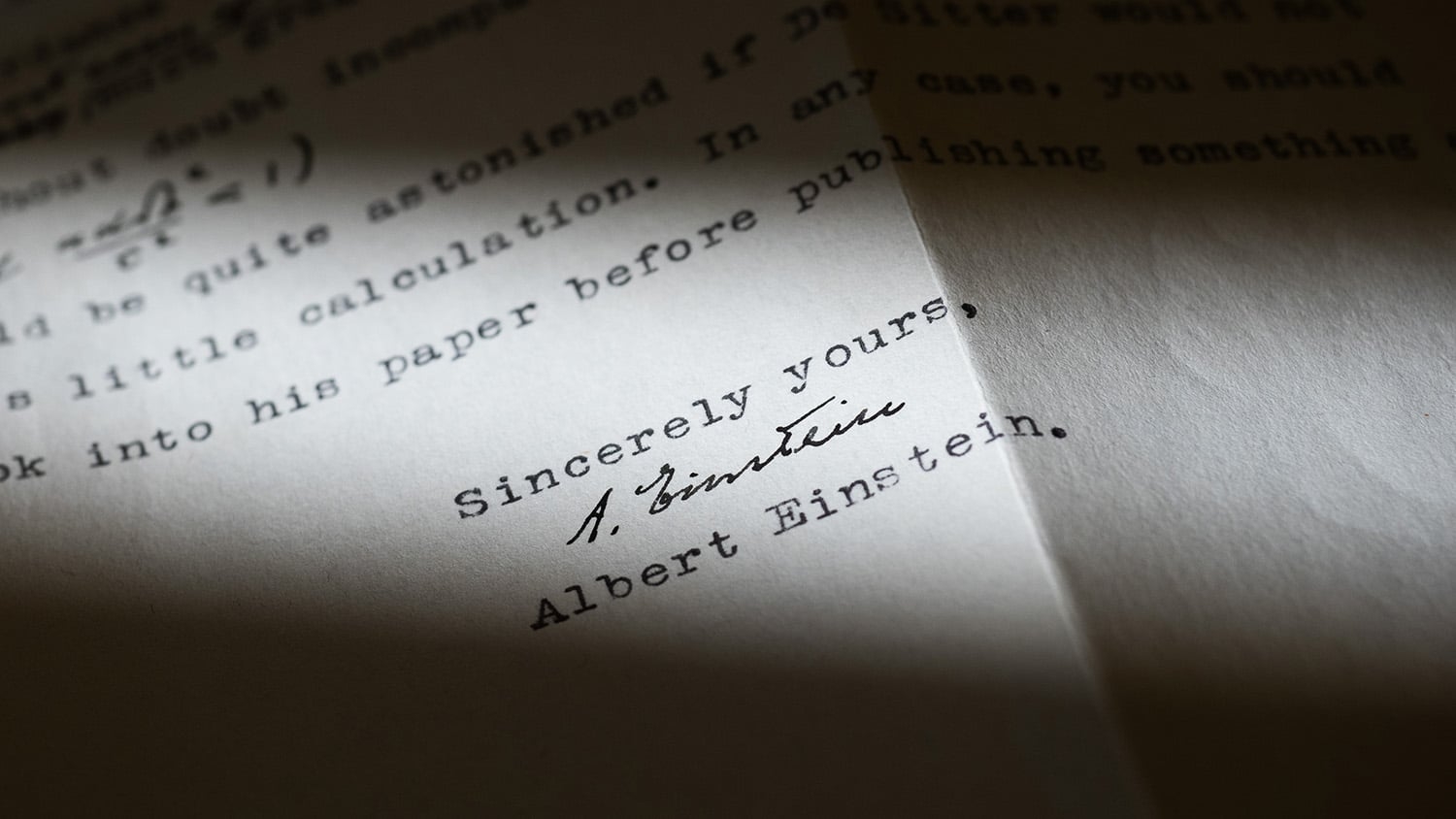 Sunlight点击带艾伯特爱因斯坦签名的纸